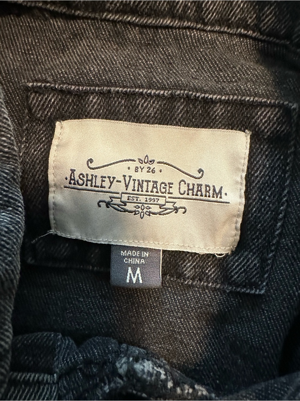 Ashley Vintage Charm Women’s Cropped Black Denim Jacket M Raw Hem Y2K Trucker - Picture 4 of 5